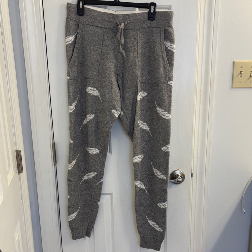 Ann Taylor Gray Feather Print Leggings